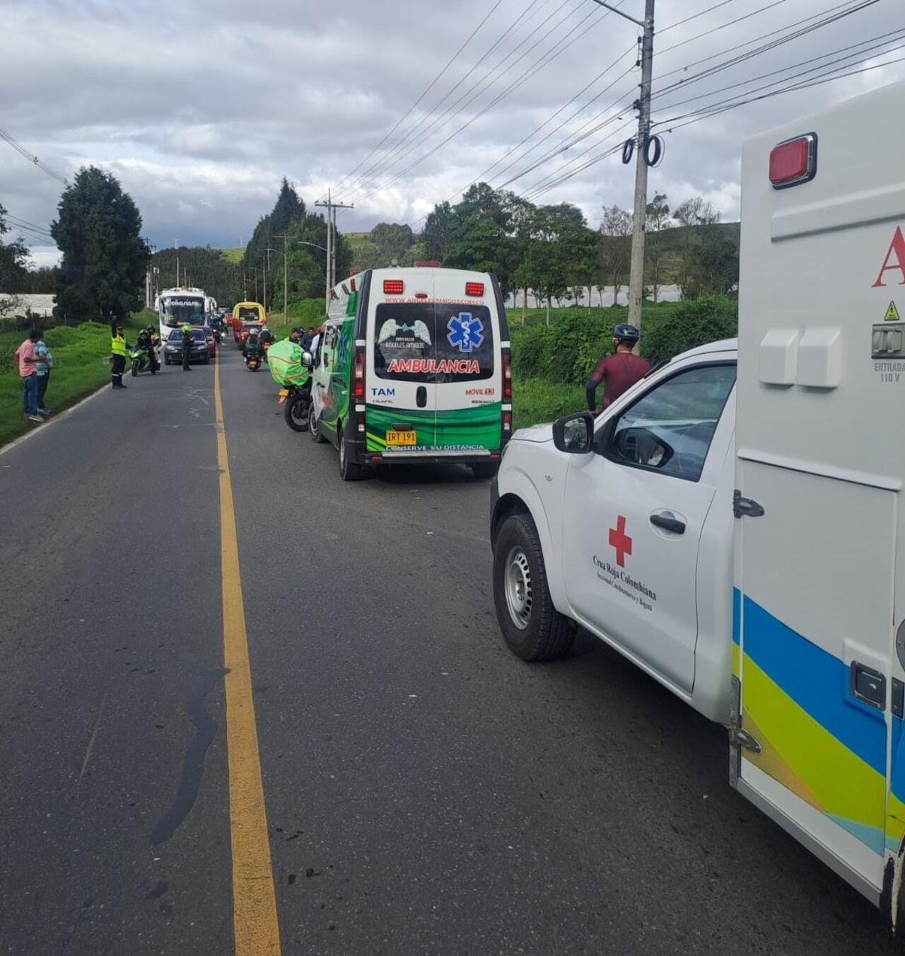 Videos en redes sociales muestran a ciclistas brindando asistencia a la víctima hasta la llegada de los servicios de emergencia.