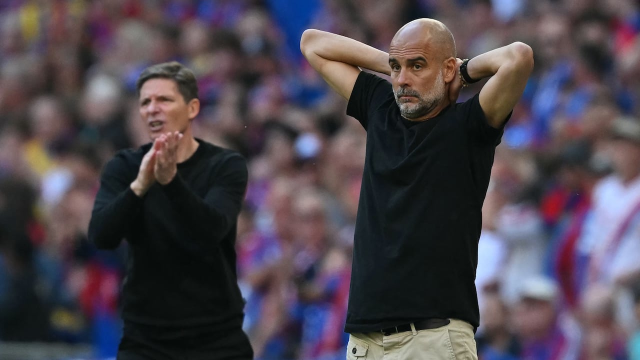 El técnico austriaco del Crystal Palace, Oliver Glasner (i), y el técnico español del Manchester City, Pep Guardiola (derecha).