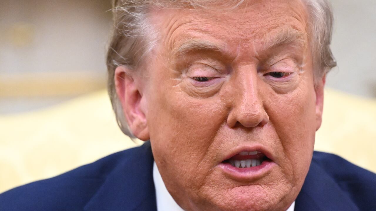 El presidente estadounidense Donald Trump habla durante una reunión con el presidente ucraniano Volodímir Zelenski en la Oficina Oval de la Casa Blanca en Washington, D.C., el 18 de agosto de 2025.