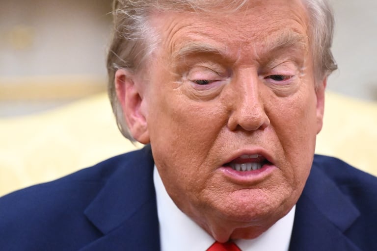 El presidente estadounidense Donald Trump habla durante una reunión con el presidente ucraniano Volodímir Zelenski en la Oficina Oval de la Casa Blanca en Washington, D.C., el 18 de agosto de 2025.