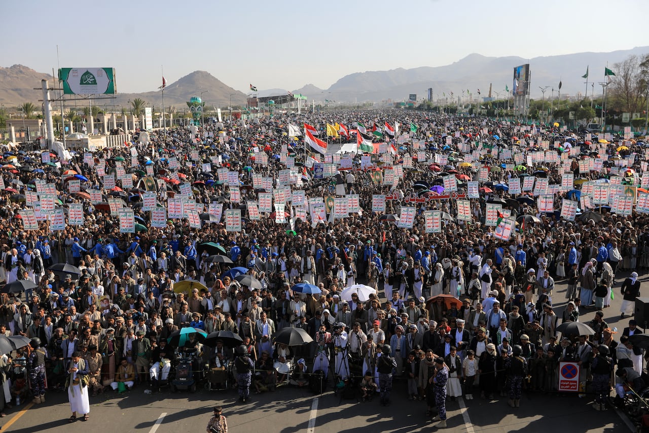 Partidarios de los hutíes yemeníes ondean pancartas y banderas mientras se reúnen para celebrar el alto el fuego en la Franja de Gaza, en Saná, el 10 de octubre de 2025. Israel declaró un alto el fuego y comenzó a retirar sus tropas de Gaza el 10 de octubre, mientras miles de palestinos desplazados comenzaban a regresar a sus hogares destrozados. (Foto de Mohammed HUWAIS / AFP)