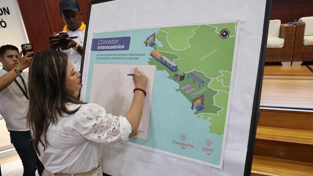 El trazado del megaproyecto ferroviario de 222,3 kilómetros contempla criterios especiales de diseño para mitigar el impacto ambiental en las zonas inundables del río Atrato y el Parque Los Katíos.