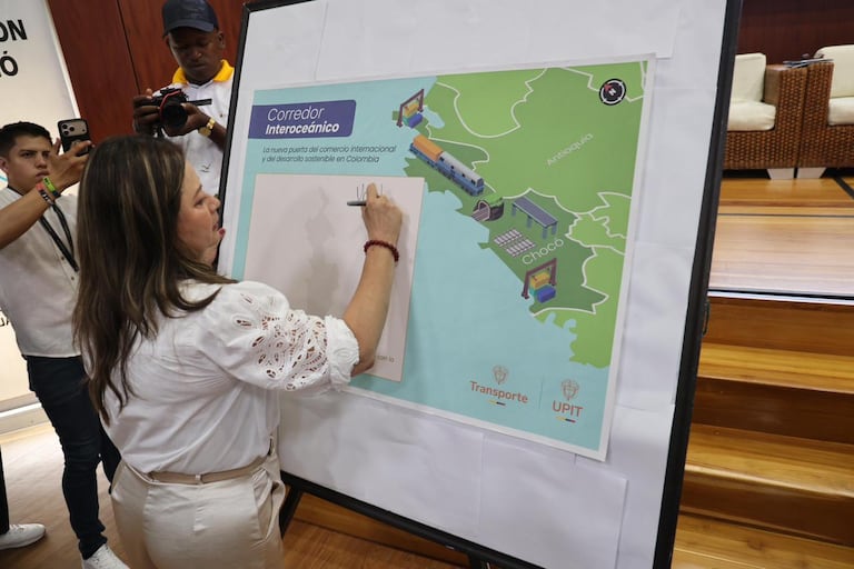 El trazado del megaproyecto ferroviario de 222,3 kilómetros contempla criterios especiales de diseño para mitigar el impacto ambiental en las zonas inundables del río Atrato y el Parque Los Katíos.