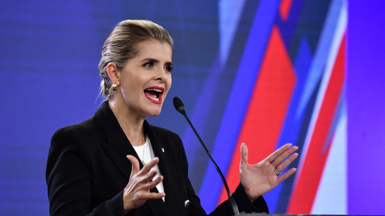 La candidata presidencial de Costa Rica, Laura Fernández, del partido Pueblo Soberano, habla durante un debate en el Tribunal Supremo Electoral (TSE) en San José, Costa Rica, el 11 de enero de 2026.
