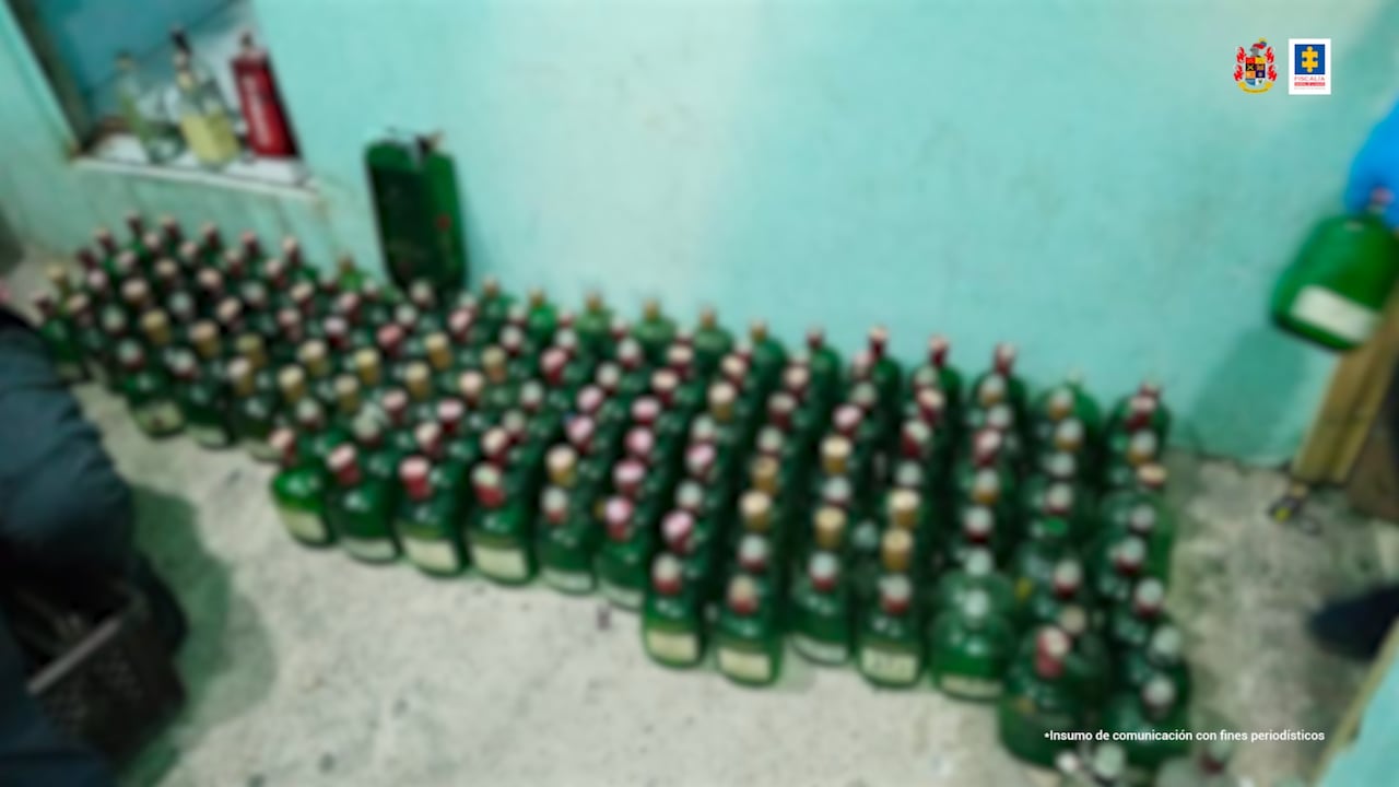 Autoridades decomisaron licor adulterado.