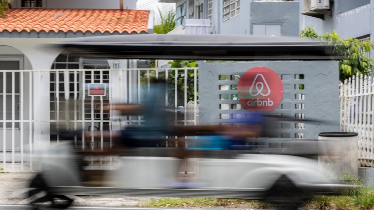 Las plataformas como Airbnb se han popularizado, pero igual reciben muchas críticas.