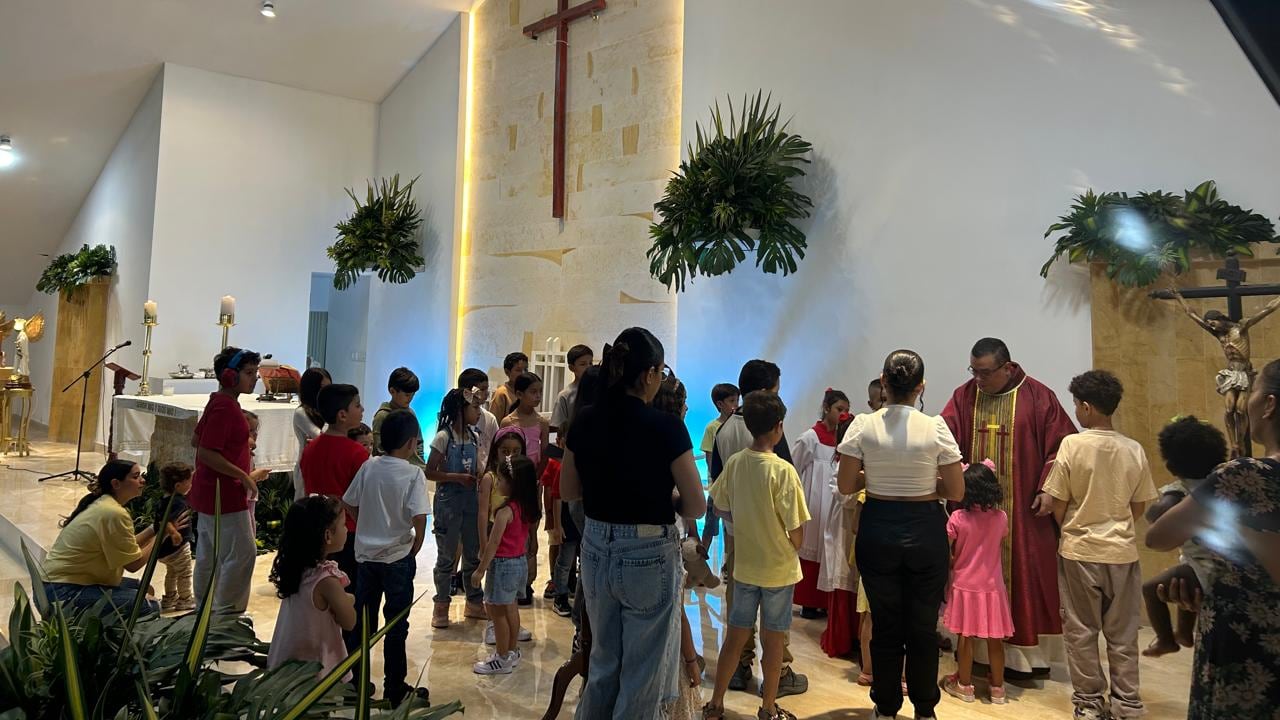 La parroquia, pintada de blanco, simboliza el inicio de una nueva etapa para la comunidad.