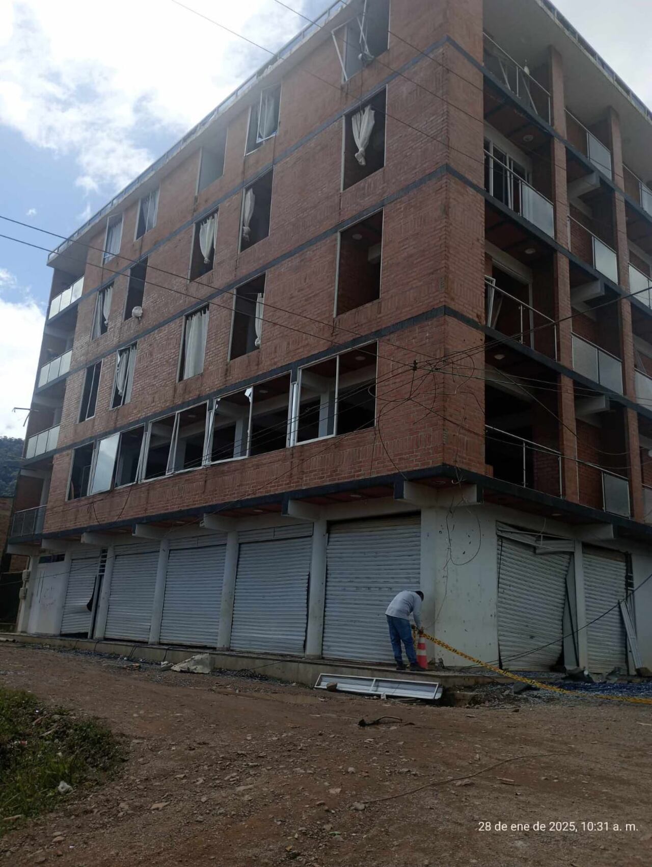 Los residentes de varios apartamentos y viviendas de El Plateado, Argelia, se vieron obligados a reubicarse en otros lugares después de la activación de esta camioneta acondicionada con explosivos.