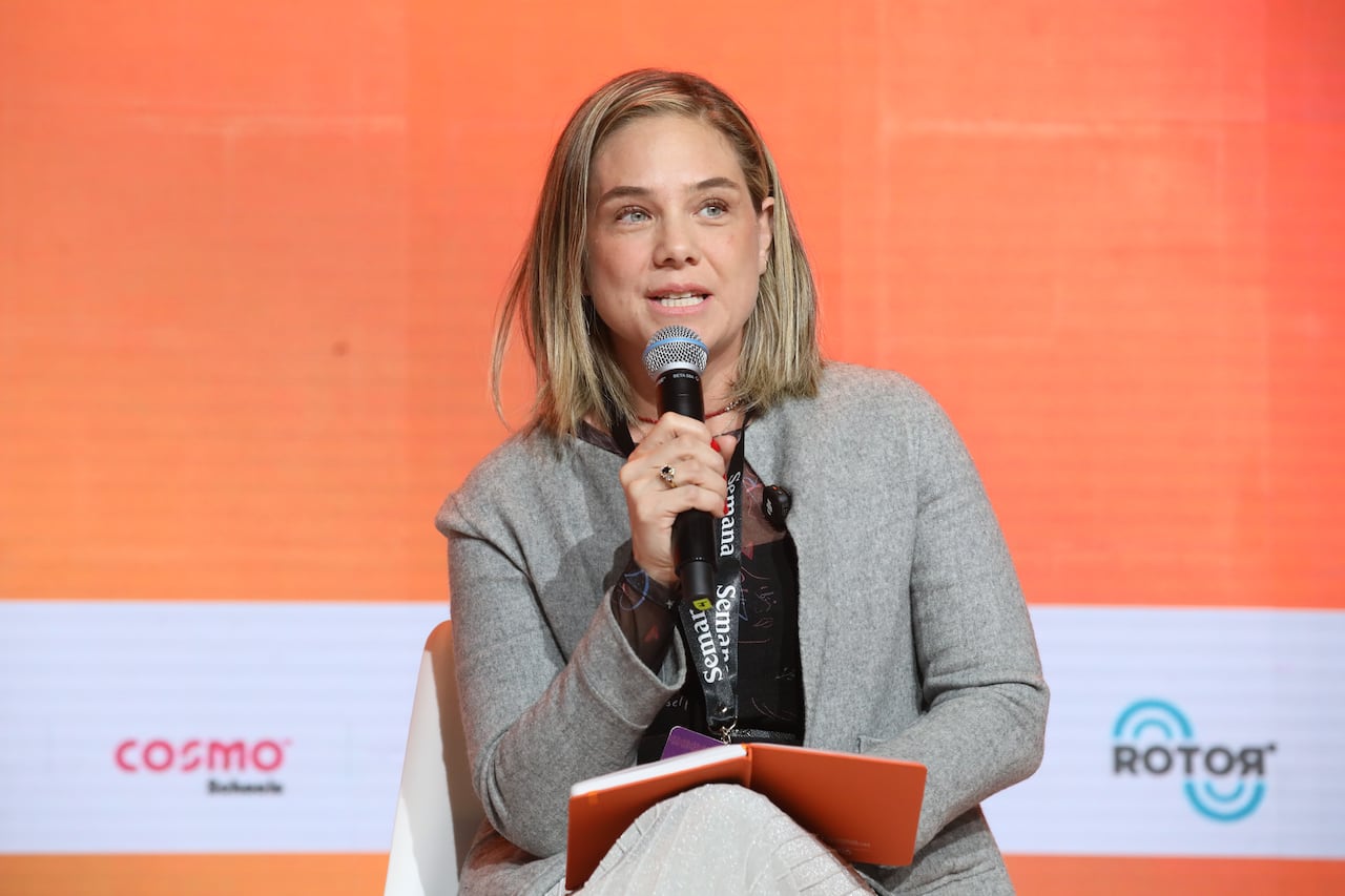 XIII Cumbre de Líderes por la Educación
La generación del cambio
Bogotá 24 septiembre 2026
Después del terremoto: ¿cómo reconstruimos la educación que
Colombia necesita?
Marcela Bautista Macia, Especialista en Educación de CAF
Rosvier Armando Mosquera Tamayo, secretario de Educación del Chocó
Sara Mercedes Rodas Soto, secretaria de Educación de Cali
Carlos Jairo Bedoya Naranjo, secretario de Educación de Pereira
Moderador: Diego Bonilla, editor política SEMANA