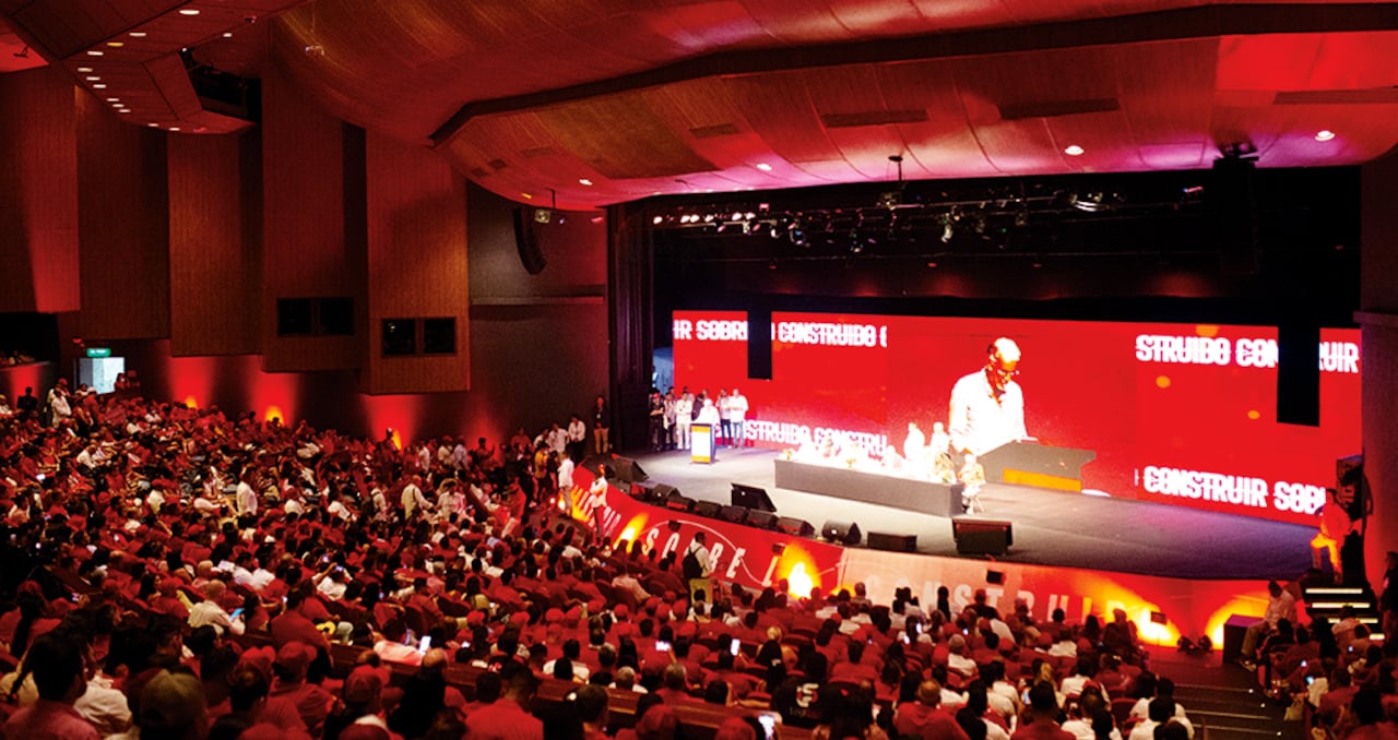 En la convención del Partido Liberal hubo personas que intentaron sabotear el evento para evitar el discurso de César Gaviria, pero este fue ratificado como jefe de la colectividad.