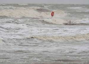 Olas chocan contra el malecón de Galveston, Texas, el miércoles 19 de junio de 2024. La tormenta tropical Alberto se formó en el suroeste del Golfo de México, la primera tormenta con nombre de la temporada de huracanes. (Jason Fochtman/Houston Chronicle vía AP)