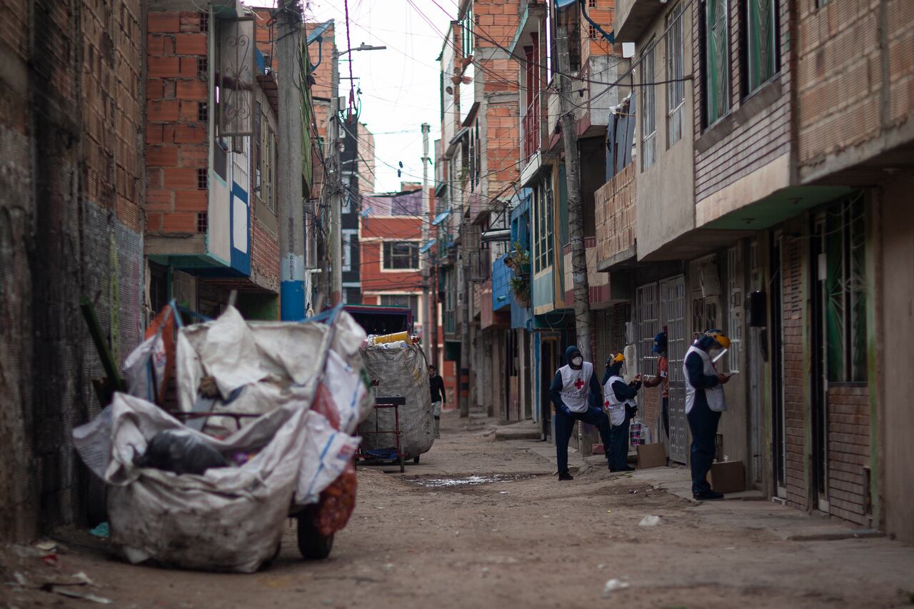 ENTREGA DE MERCADOS POR PARTE DE LA CRUZ ROJA EN BARRIOS DE LA LOCALIDAD DE KENNEDY , POR LA CUARENTENA OBIGATORIA PARA EVITAR LA PROPAGACION DE LA COVID 19
BOGOTA
CRUZ ROJA
CORONAVIRUS