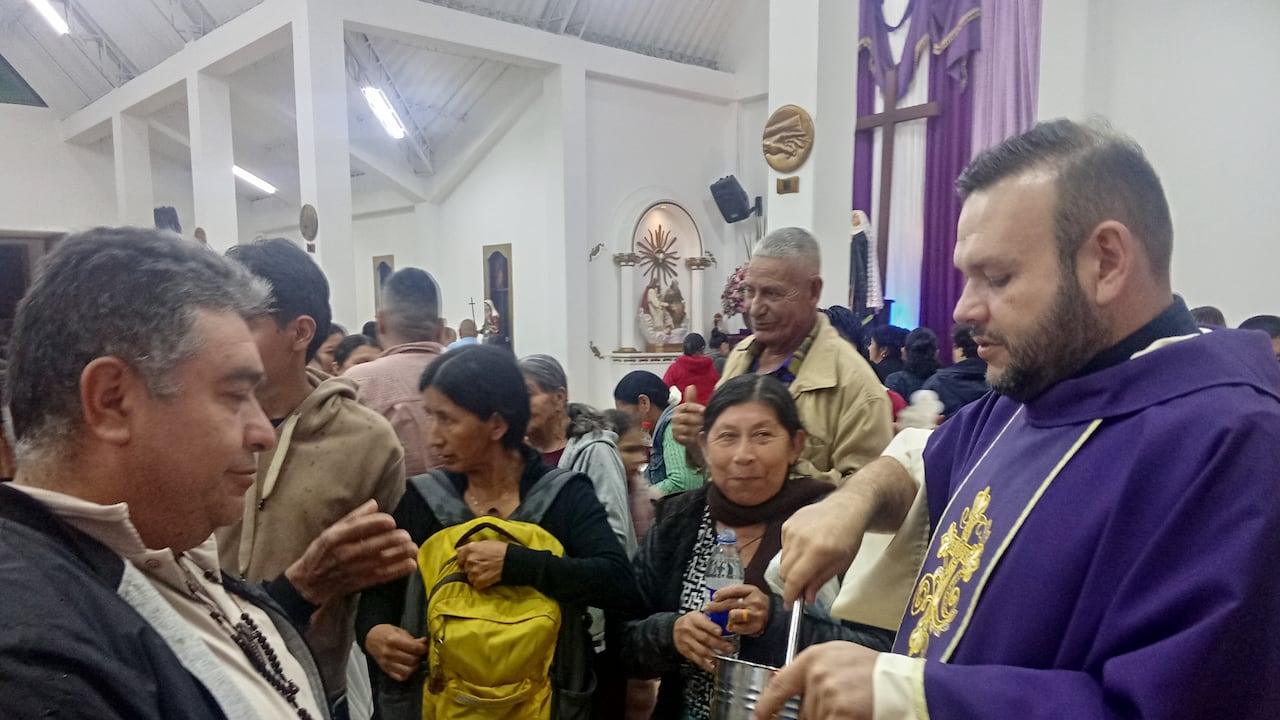 La comunidad de la Comuna Cinco participa activamente en las jornadas mensuales de devoción a San Antonio de Padua.