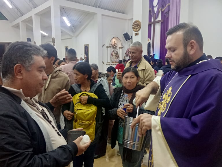 La comunidad de la Comuna Cinco participa activamente en las jornadas mensuales de devoción a San Antonio de Padua.