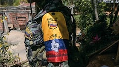 Un guerrillero de la disidencia de las FARC «Jaime Martínez» hace guardia mientras el comandante Andrey concede una entrevista cerca del municipio de Suárez, en el departamento del Cauca, el 30 de agosto de 2023. El grupo disidente EMC, que rechazó el acuerdo de paz de 2016 que condujo al desarme de las FARC, iniciará conversaciones de paz directas con el Gobierno colombiano el 31 de agosto. (Photo by JOAQUIN SARMIENTO / AFP)