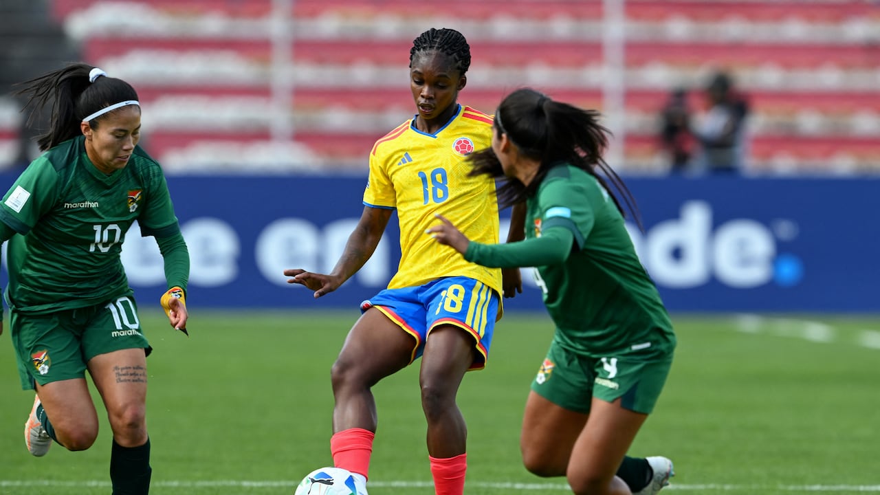 La delantera colombiana #18 Linda Caicedo patea el balón durante el partido de fútbol de la Liga de Naciones Femenina de la Conmebol 2025-26 entre Bolivia y Colombia en el Estadio Hernando Siles en La Paz el 28 de noviembre de 2025. (Foto de Aizar RALDES / AFP)