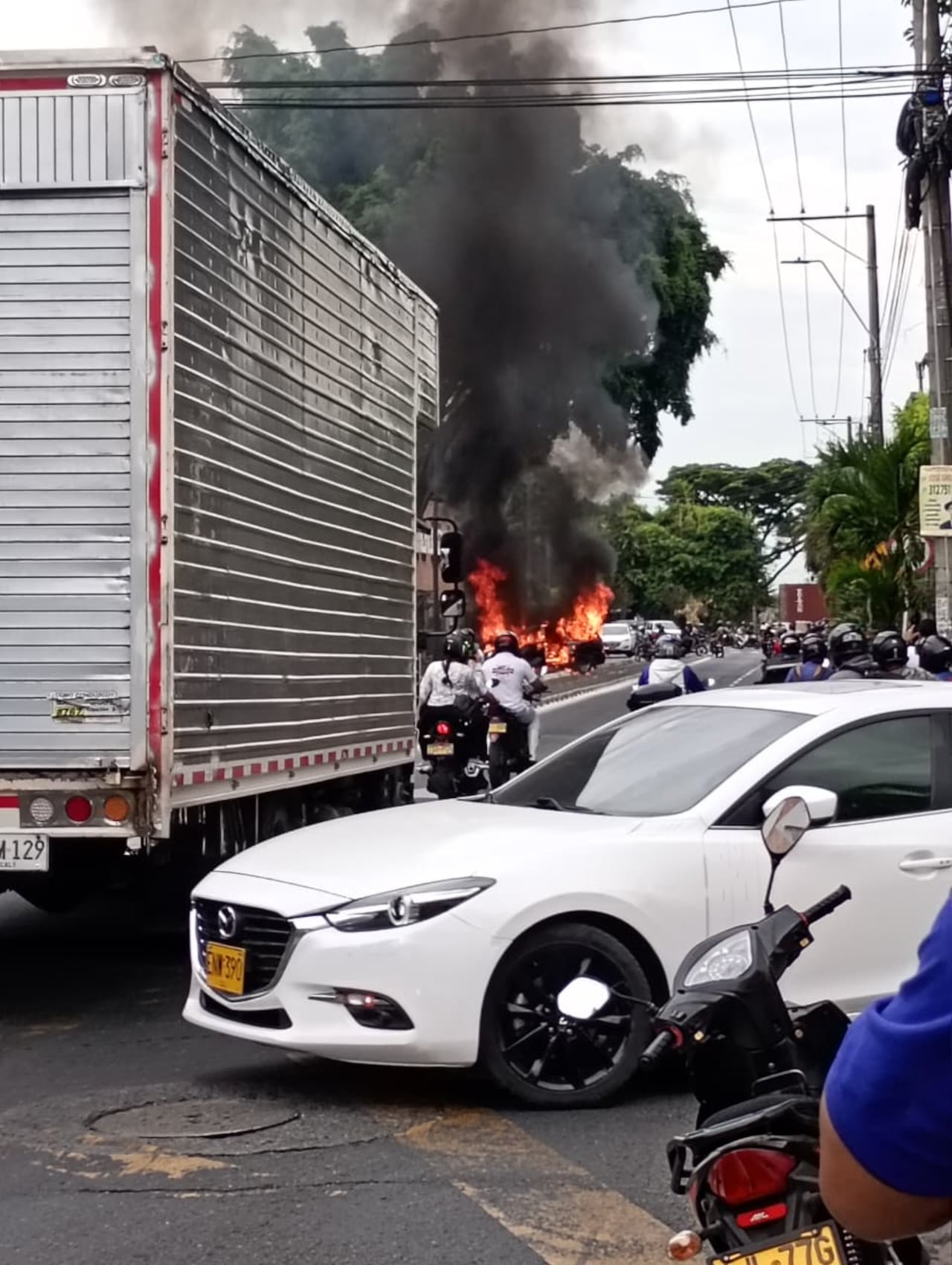 Bomberos atendieron incendio de un vehículo particular en Salomia, Cali.