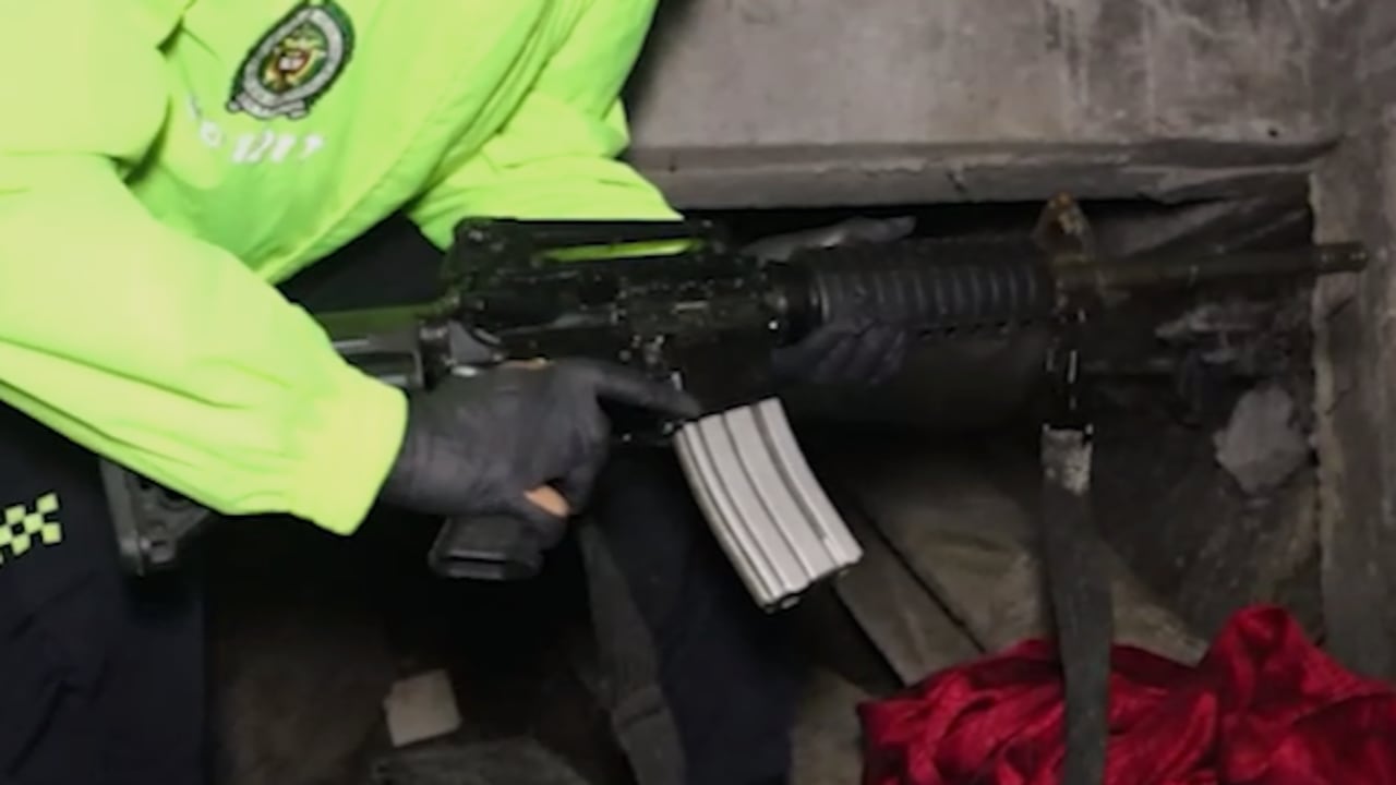 El operativo dejó al descubierto una caleta subterránea donde ocultaban armas y drogas.