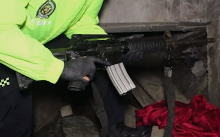 El operativo dejó al descubierto una caleta subterránea donde ocultaban armas y drogas.