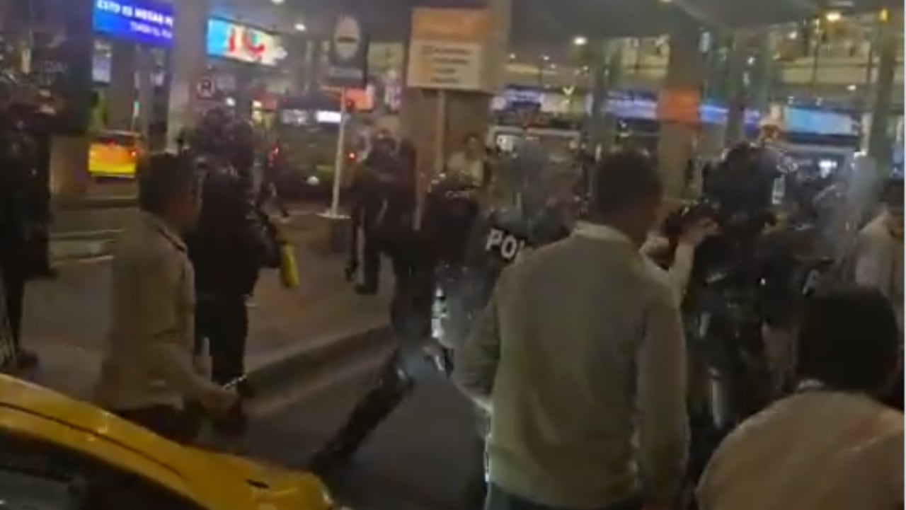 Enfrentamientos entre policía y taxistas en el aeropuerto El Dorado en Bogotá