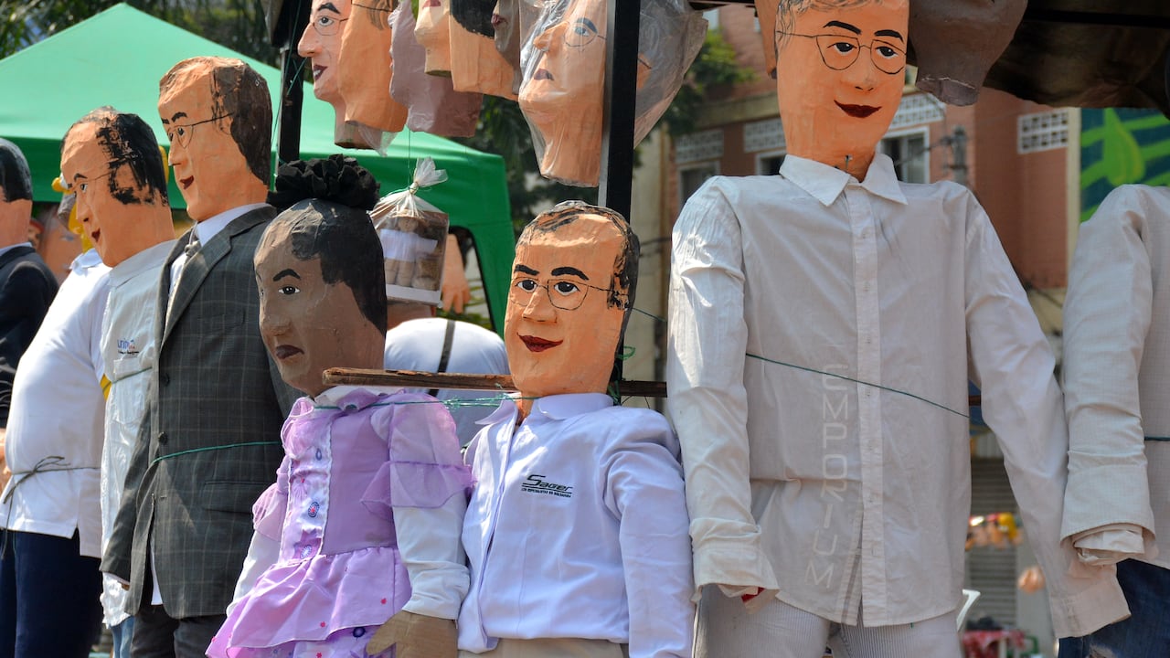 Nuestro Presidente Gustavo Francisco Petro Urrego y la vicepresidenta Francia Márquez, son dos de los años viejos más populares por estos días, que serán quemados al finalizar este año. Se han vendido como pan caliente.