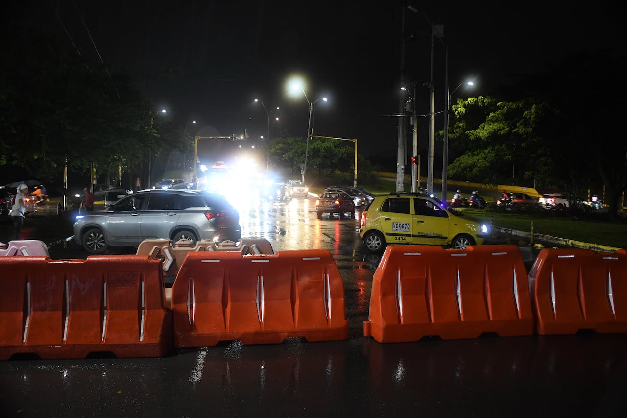 Fotodenuncia: Cierre vial desde las 7:0 pm en la calle 48 con cr 82A, barrio El Caney