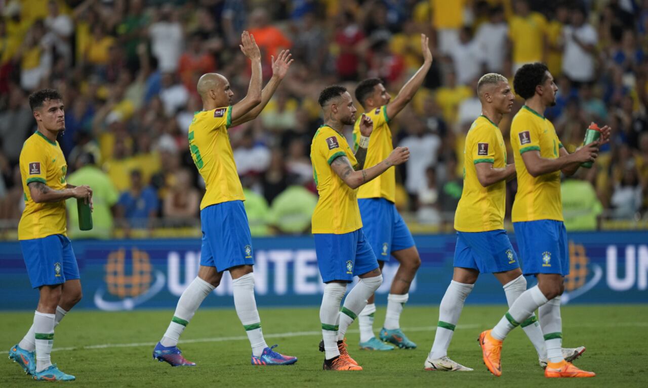 Los jugadores de Brasil celebran tras la victoria 4-0 ante Chile en las eliminatorias del Mundial en el estadio Maracaná de Río de Janeiro, el 24 de marzo de 2022. (AP/Silvia Izquierdo)