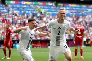 Zan Karnicnik de Eslovenia celebra el 1-0 con Erik Janza de Eslovenia durante el partido de la EURO entre Eslovenia contra Serbia en el Allianz Arena el 20 de junio de 2024 en Munich, Alemania (Foto de Damjan Zibert/Soccrates/Getty Images )