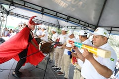 El sonido que emergió desde el centro del Parque Caldas fue una mezcla de tradición y renovación: mientras algunos grupos mantuvieron estructuras rítmicas estrictamente tradicionales, otros incorporaron innovaciones tímbricas y arreglos contemporáneos sin perder la esencia ancestral.