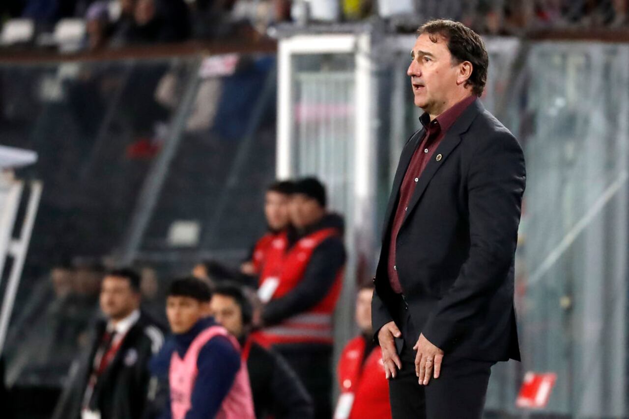 SANTIAGO, CHILE - SEPTEMBER 12: Nestor Lorenzo, head coach of Colombia, looks on during a FIFA World Cup 2026 Qualifier match between Chile and Colombia at Estadio Monumental David Arellano on September 12, 2023 in Santiago, Chile. (Photo by Marcelo Hernandez/Getty Images)