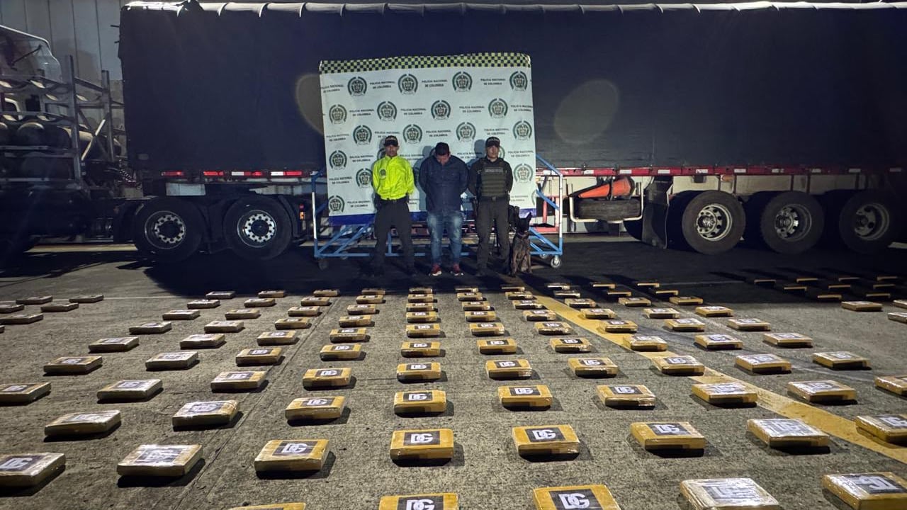 La Dirección de Antinarcóticos incautó 497 kilogramos de cocaína en Cali, en un operativo que dejó un capturado y un vehículo inmovilizado.