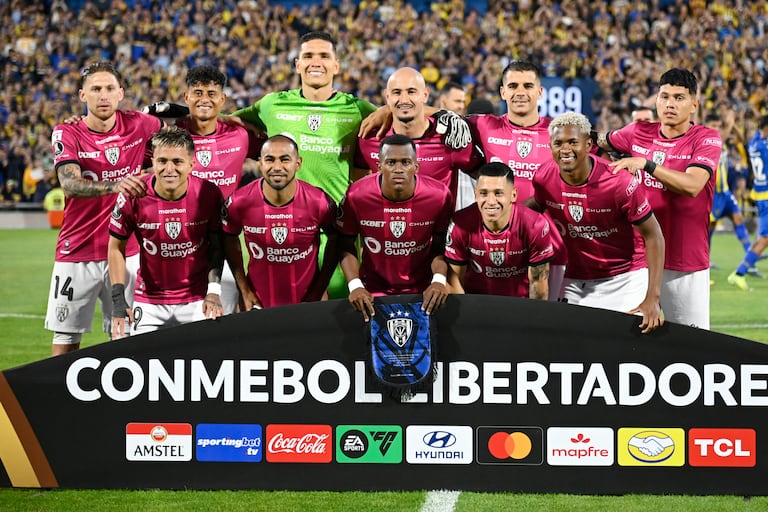 Aldair Quintana (jersey verde) fue una de las figuras de Independiente del Valle, de Ecuador, contra Rosario Central, de Argentina, en la fecha 1 de la fase de grupos de la Copa Libertadores.