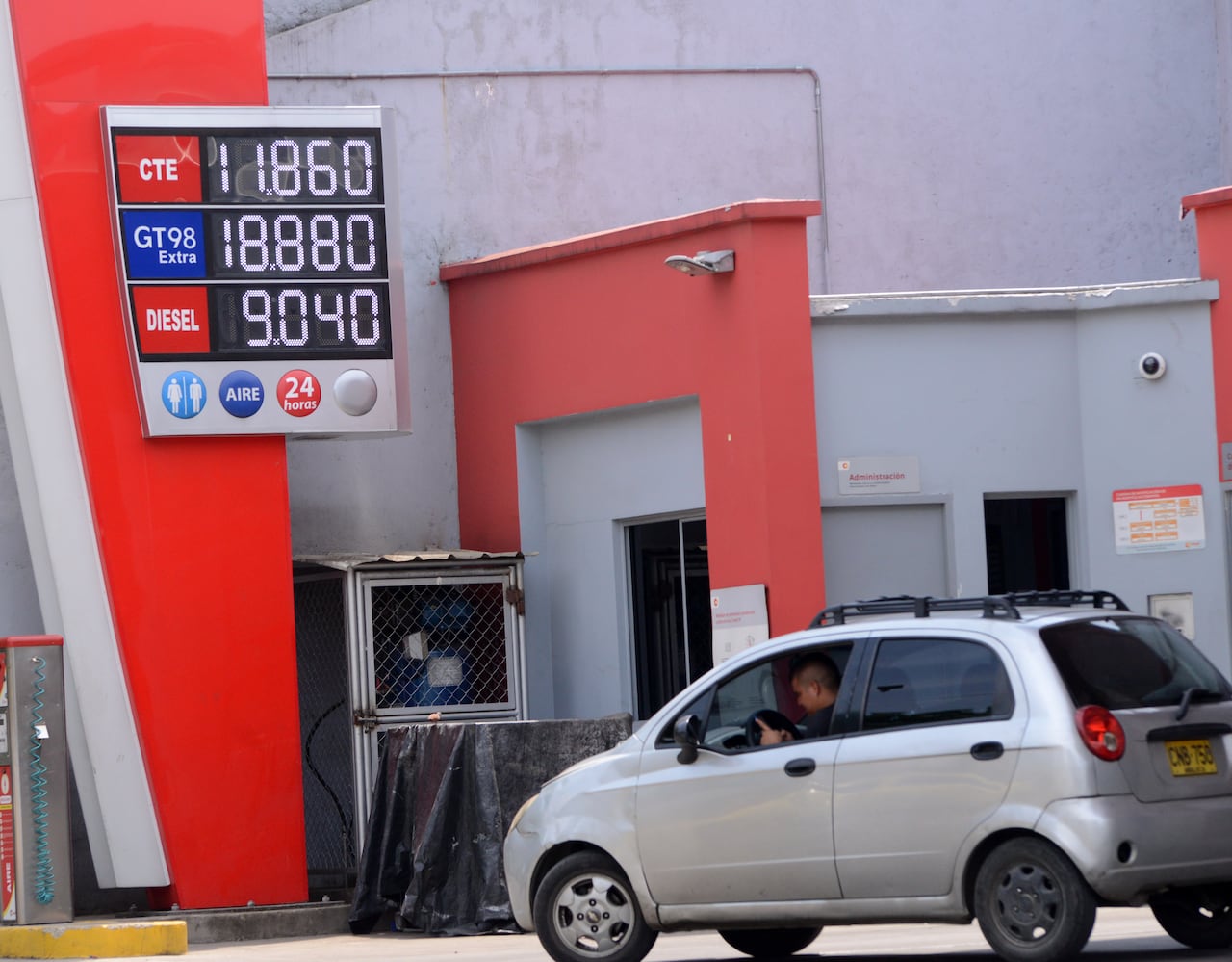 Activo: Cali. Las estaciones de combustible amanecieron con el mayor incremento en el precio del galón de gasolina ($ 600) en lo que va del gobierno del presidente Gustavo Petro. En los últimos 8 meses la gasolina se ha incrementado en $ 2600, aproximadamente, siendo este último de $ 600 el más alto.