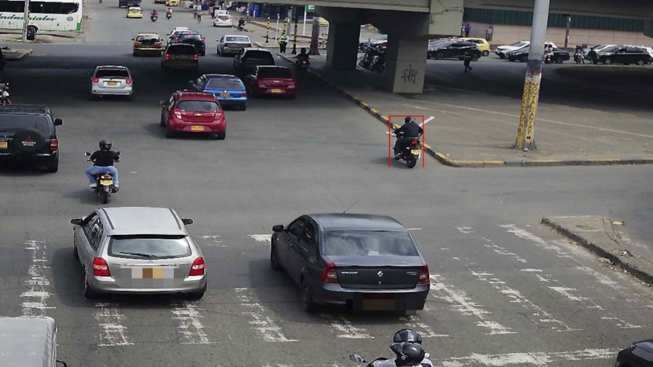 Esta es la multa en la que el ciudadano afirma que se observa a los guardas de tránsito autorizando el paso debido a la falta de funcionamiento del semáforo.