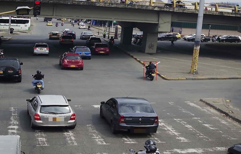 Esta es la multa en la que el ciudadano afirma que se observa a los guardas de tránsito autorizando el paso debido a la falta de funcionamiento del semáforo.