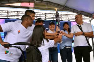 Los I Juegos Nacionales Juveniles son una realidad. El Fuego Deportivo llegó hoy a Cali, como la primera parada que tendrá el recorrido de 750 kilómetros, en 16 días y que es llevado con orgullo por más de 300 atletas y Para atletas. El sábado 9 de noviembre llegará a su destino en el estadio Hernán Ramírez Villegas de Pereira. Foto Jorge Orozco / El País.