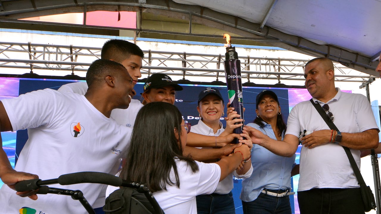 Los I Juegos Nacionales Juveniles son una realidad. El Fuego Deportivo llegó hoy a Cali, como la primera parada que tendrá el recorrido de 750 kilómetros, en 16 días y que es llevado con orgullo por más de 300 atletas y Para atletas. El sábado 9 de noviembre llegará a su destino en el estadio Hernán Ramírez Villegas de Pereira. Foto Jorge Orozco / El País.
