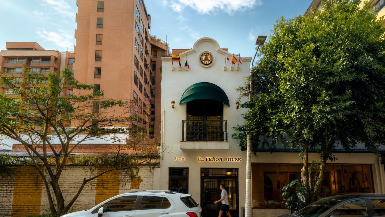 La fachada de Peñón House ya despierta curiosidad en quienes visitan el barrio. Detrás de su estrecho frente funcionan 32 cápsulas para viajeros.