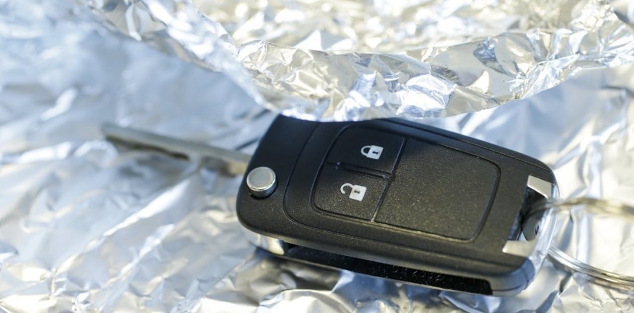 Llaves del carro envueltas en papel aluminio