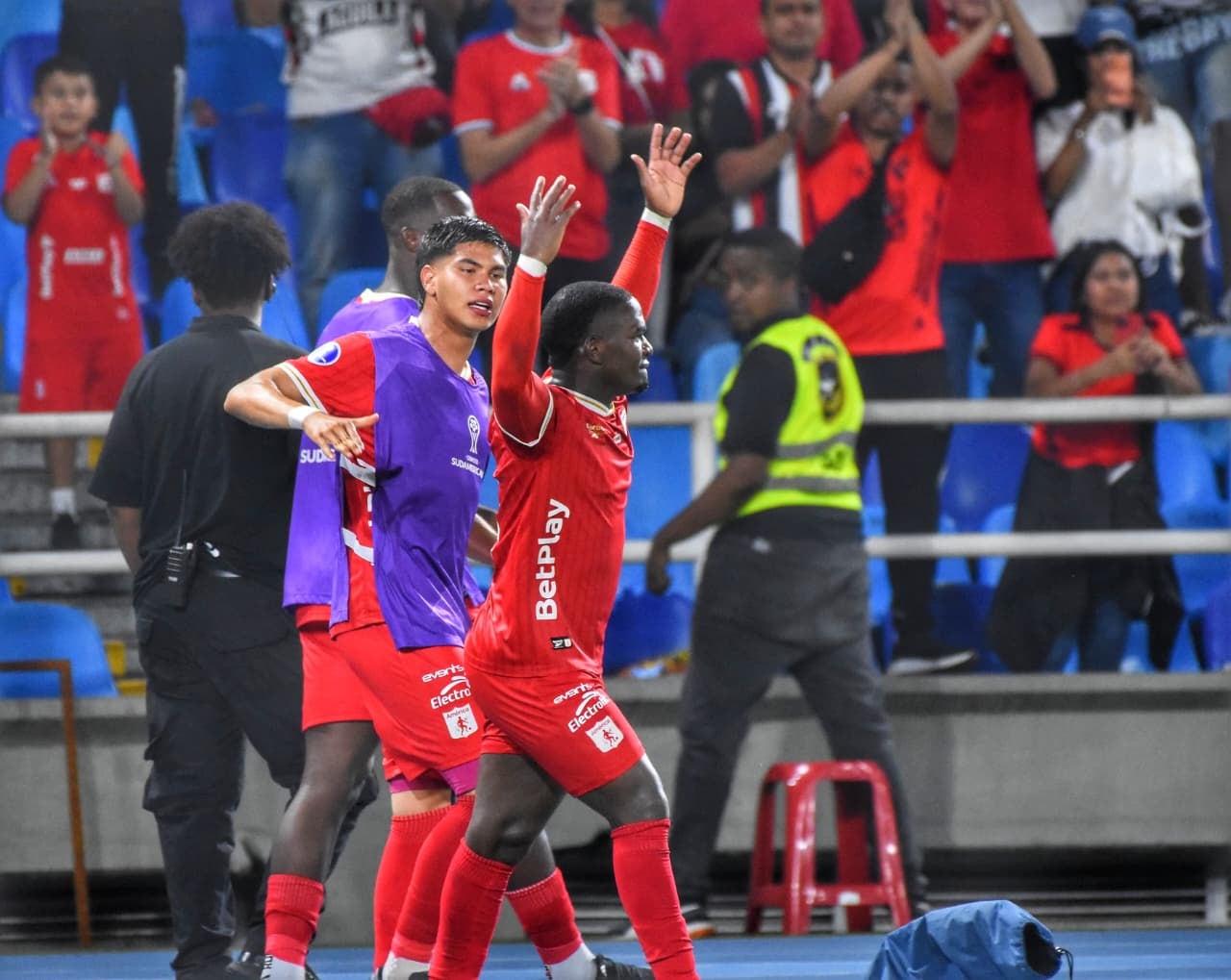 Momento del compromiso entre América de Cali y Atlético Bucaramanga por los playoffs de la Copa Sudamericana 2026.