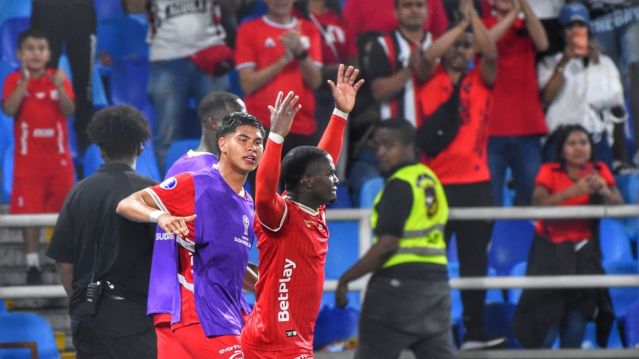 Momento del compromiso entre América de Cali y Atlético Bucaramanga por los playoffs de la Copa Sudamericana 2026.