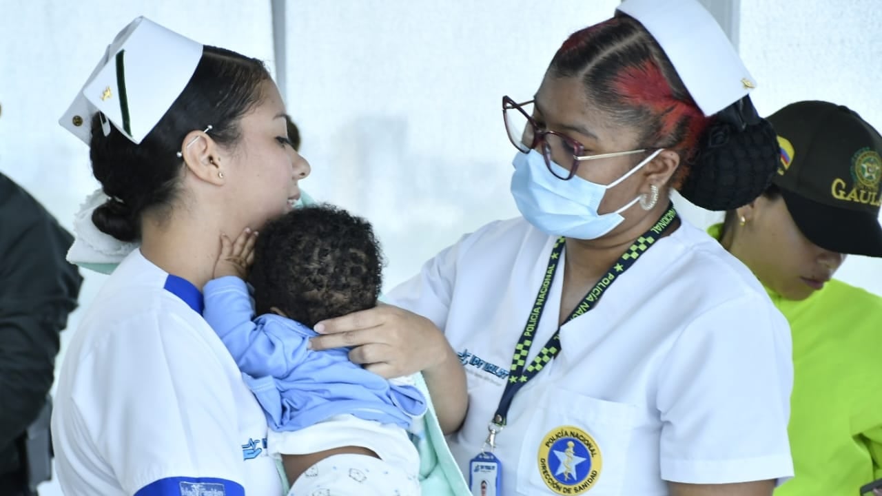 El bebé de dos meses fue evaluado por el personal médico de la Policía.