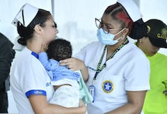 El bebé de dos meses fue evaluado por el personal médico de la Policía.