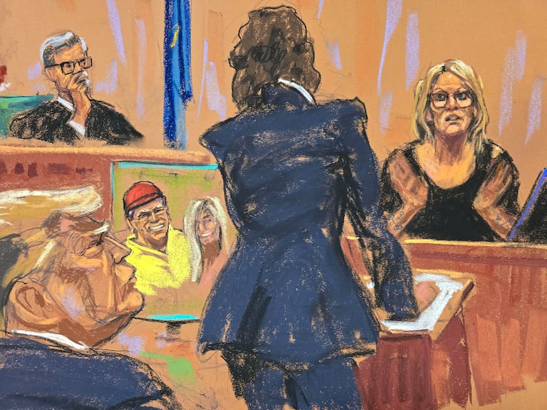Stormy Daniels es interrogada por la fiscal Susan Hoffinger ante el juez Juan Merchan durante el juicio penal del expresidente estadounidense Donald Trump acusado de falsificar registros comerciales para ocultar dinero pagado para silenciar a la estrella porno Stormy Daniels en 2016