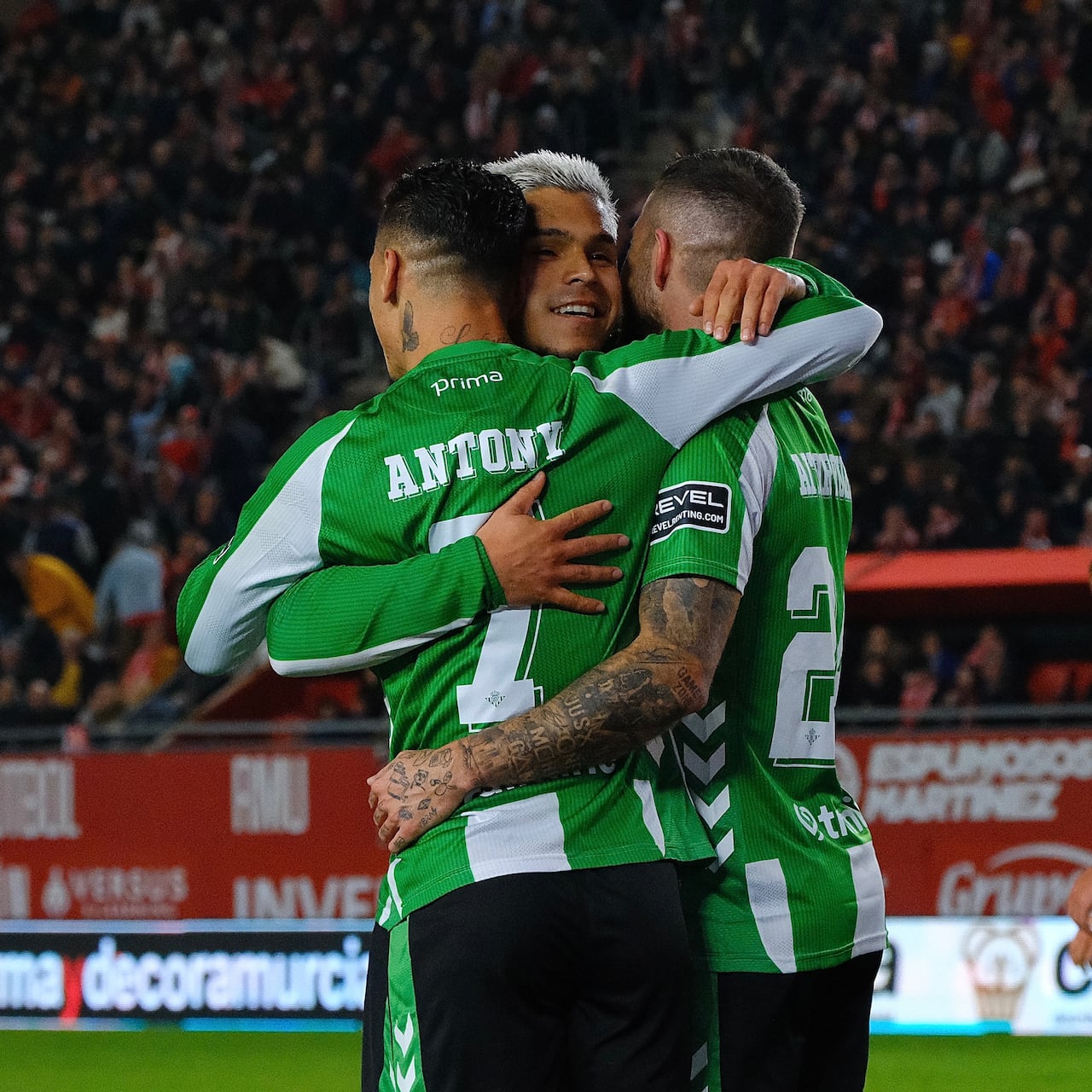 Juan Camilo 'Cucho' Hernández (centro) celebra con sus compañeros el gol con el Betis ante Real Murcia.