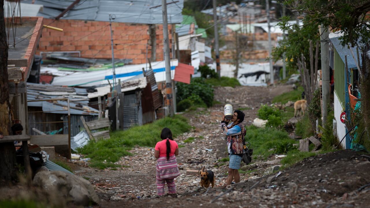 ENTREGA DE MERCADOS EN EL BARRIO SAN LUIS ( VIA LA CALERA) POR PARTE DE LA ALCALDIA DE CHAPINERO A CAUSA DE LA PANDEMIA DE LA COVID 19
CORONAVIRUS
23 DE ABRIL 2020
BARRIOS VULNERABLES
POBREZA
PANDEMIA