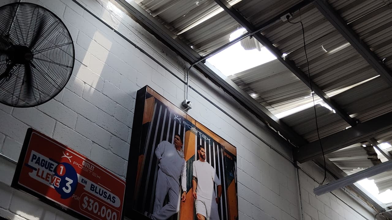 Comerciantes manifiestan falta de apoyo tras atentado en la base aérea Marco Fidel Suarez de Cali.