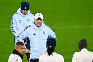 El entrenador italiano del Real Madrid, Carlo Ancelotti, dirige una sesión de entrenamiento en el estadio Anfield de Liverpool, en el noroeste de Inglaterra, el 26 de noviembre de 2024, en vísperas de su partido de fútbol de la UEFA Champions League contra el Liverpool. (Foto de Paul ELLIS / AFP)