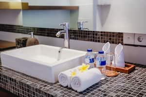 En respuesta al racionamiento de agua, los ciudadanos de Bogotá implementan un truco simple pero efectivo en sus baños.