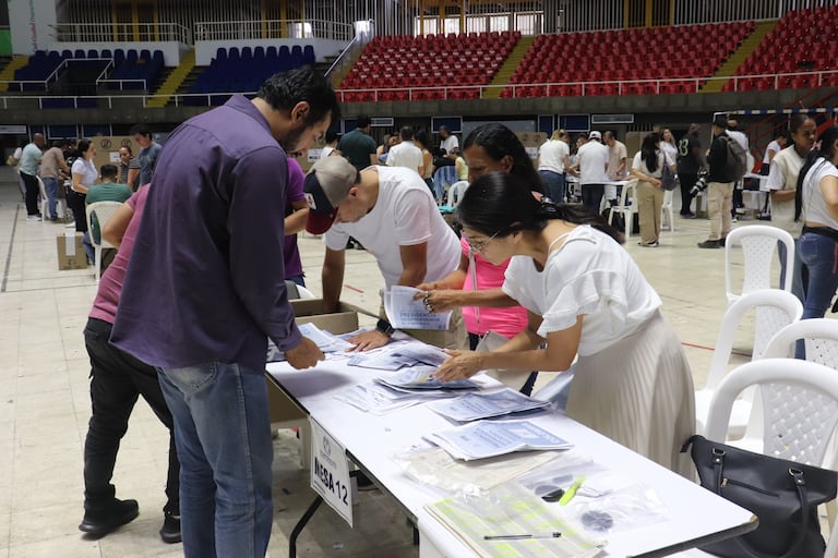 Elecciones 2026 preconteo de votos en el coliseo del pueblo